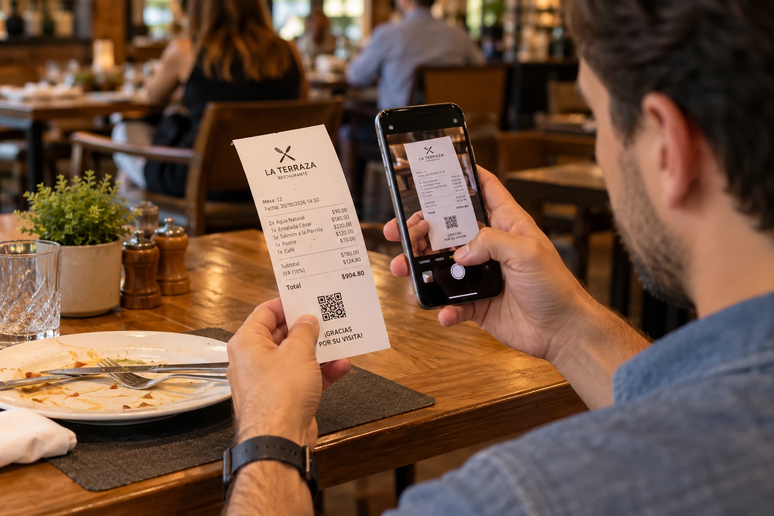 Cliente de un restaurante escanea con su celular el QR del ticket para autofacturarse